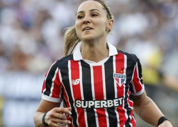 sao-paulo-vence-o-corinthians,-faz-historia-e-fica-perto-do-titulo