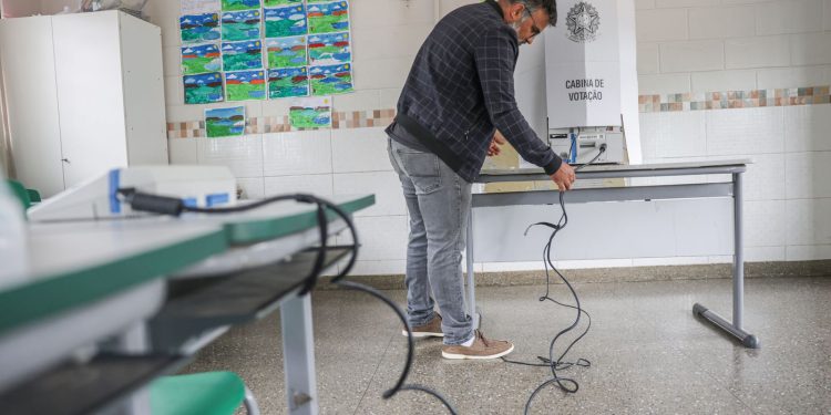 eleicoes:-urna-eletronica-completa-30-anos-sem-casos-de-fraude