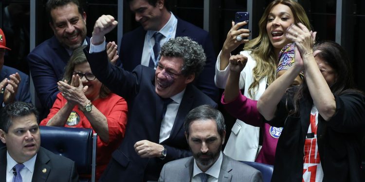 senado-aprova-fim-da-escala-6×1-e-pec-vai-a-promulgacao