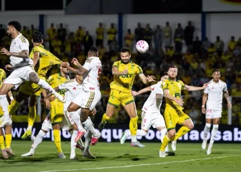 com-um-a-mais,-mirassol-vence-e-complica-internacional-no-brasileirao